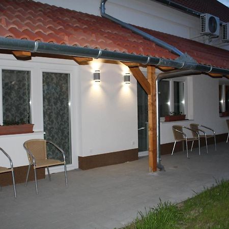 Czermann Holiday Inn Oroszlány Exterior foto